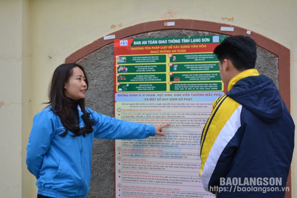 Giáo viên và học sinh Trường THPT Chuyên Chu Văn An, thành phố Lạng Sơn tìm hiểu một số quy định xử phạt vi phạm về ATGT 