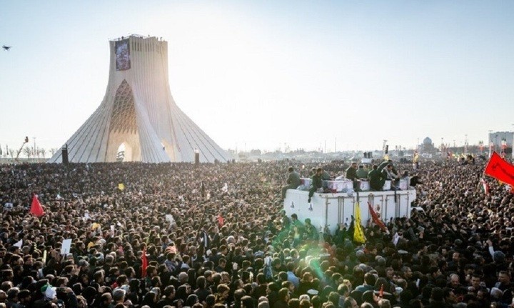 Những người tưởng niệm tướng Qasem Soleimani tại Quảng trường Azadi, Tehran. (Ảnh: Military Watch)