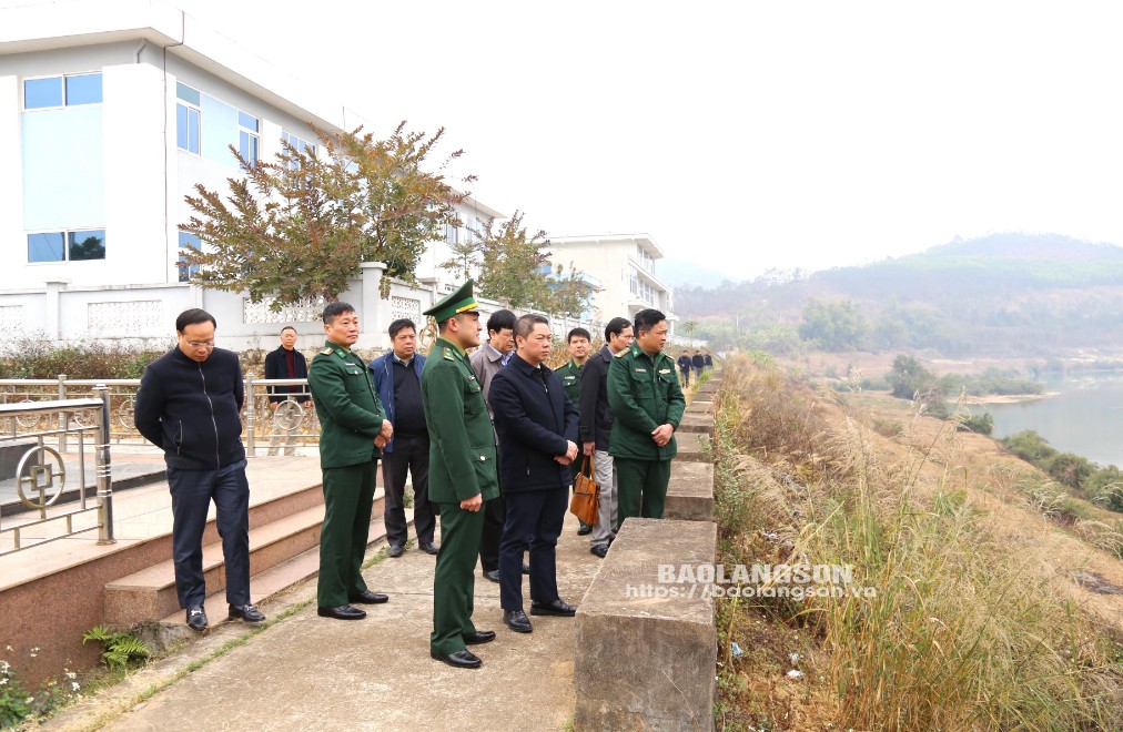 Đồng chí Đoàn Thanh Sơn, Phó Chủ tịch UBND tỉnh và các thành viên Đoàn công tác kiểm tra thực tế tại cửa khẩu Bình Nghi