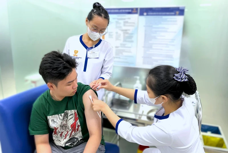 Tiêm vaccine phòng bệnh cúm.