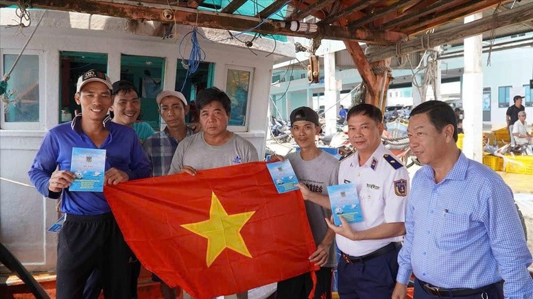 Thiếu tướng Nguyễn Văn Dũng, Chính ủy Bộ Tư lệnh Vùng Cảnh sát biển 4 tặng cờ Tổ quốc cho ngư dân ở Cảng cá Tắc Cậu, huyện Châu Thành, tỉnh Kiên Giang - Ảnh: VGP/ Văn Sĩ