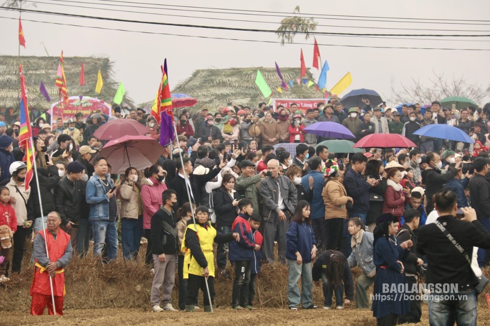 Đông đảo Nhân dân và du khách đến tham quan, trẩy hội Ná Nhèm