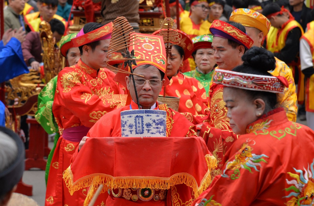 Nghi lễ rước bát hương và bài vị danh nhân Ngô Thì Sĩ từ chùa Tam Giáo (động Nhị Thanh) sang chùa Tam Thanh (động Tam Thanh)