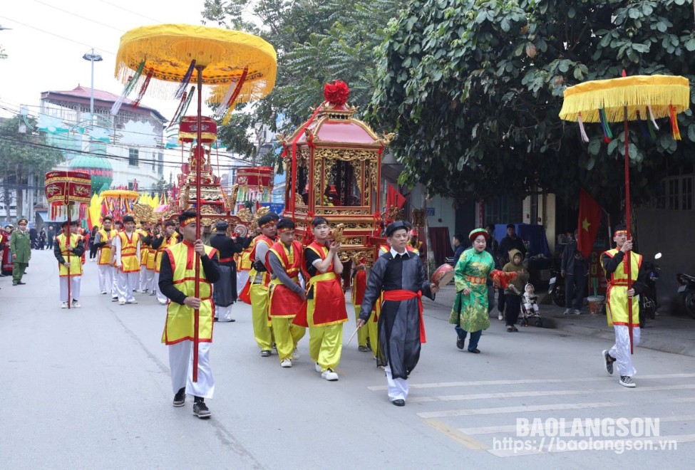 Lễ rước kiệu và bài vị danh nhân Ngô Thì Sĩ từ chùa Tam Giáo (động Nhị Thanh) sang chùa Tam Thanh (động Tam Thanh)