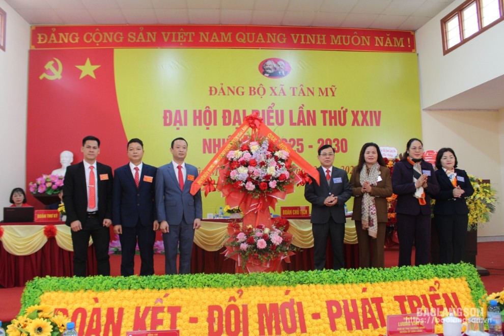 Lãnh đạo Huyện ủy, HĐND, UBND, Ủy ban MTTQ huyện Văn Lãng tặng hoa chúc mừng đại hội