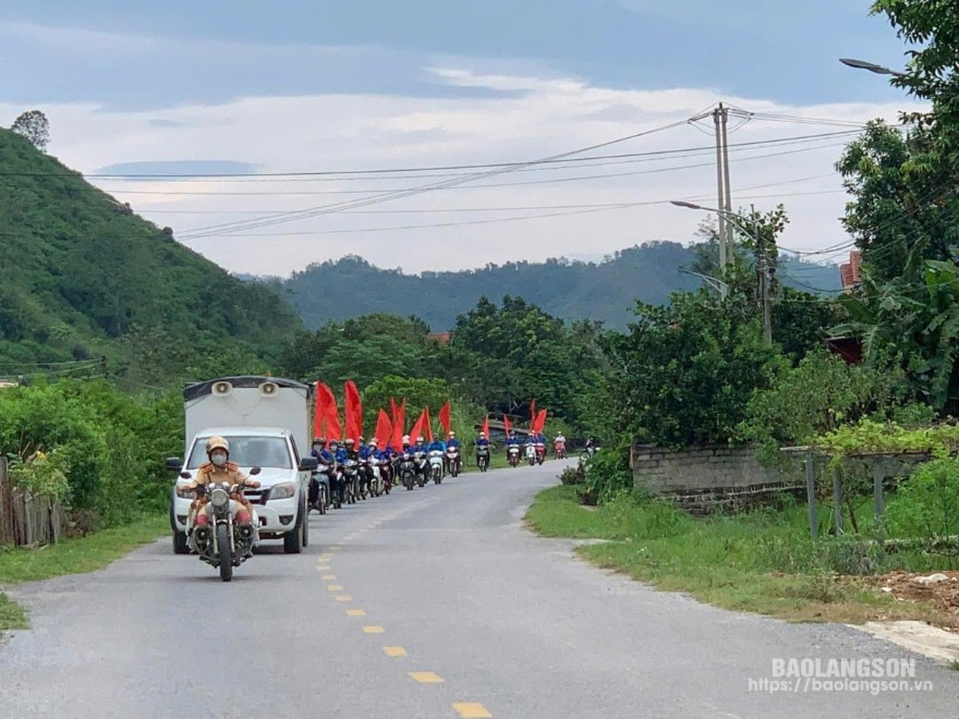 Lực lượng ĐVTN huyện Chi Lăng diễu hành tuyên truyền về ATGT trên các tuyến đường chính trong địa bàn huyện