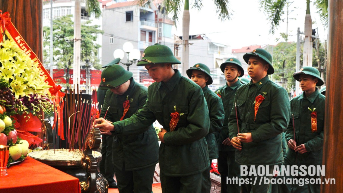 Đại diện các tân binh dâng hương tại buổi lễ