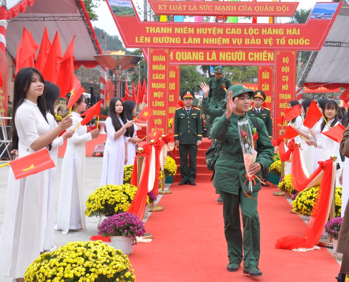 Các tân binh huyện Cao Lộc vui mừng, phấn khởi vững bước lên đường nhập ngũ năm 2025