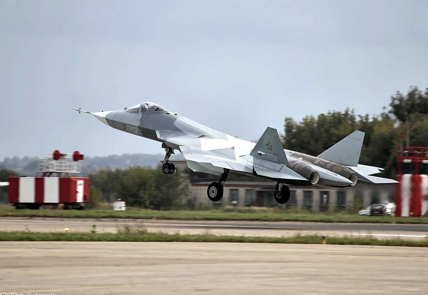  Tiêm kích tàng hình Su-57 cất cánh. Ảnh: Army Recognition