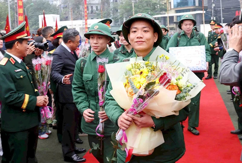 Những gương mặt rạng rỡ và tự hào của thanh niên Thủ đô khi tham gia nghĩa vụ. (Ảnh PHẠM KIÊN)