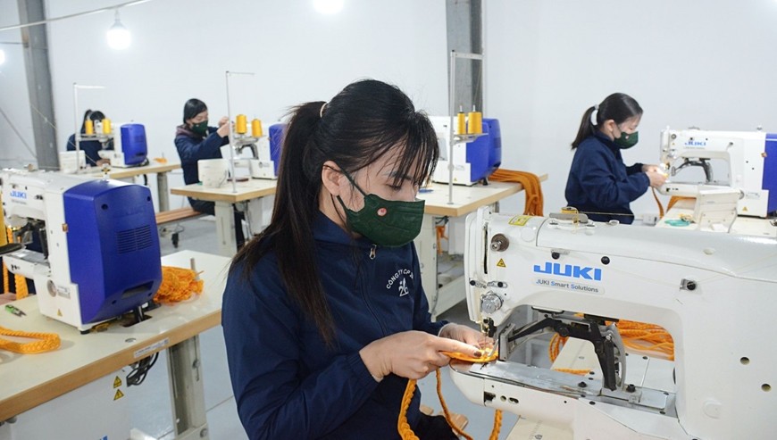 Sản xuất dây chiến thắng lễ phục K24 tại Xí nghiệp 26.