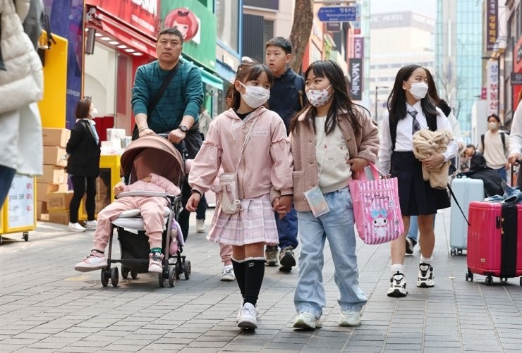 Du khách Nhật Bản tham quan khu mua sắm Myeong-dong ở trung tâm Seoul, Hàn Quốc. Ảnh: YONHAP 