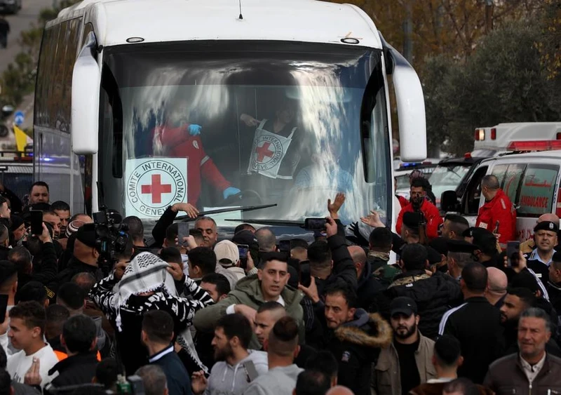 Người dân chào đón các tù nhân Palestine trong một đợt được thả tại thành phố Ramallah ở Bờ Tây. Ảnh: Tân Hoa xã