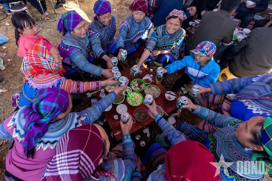 Lễ hội Gầu Tào cũng là dịp để đồng bào các dân tộc Mông vui chơi, giao lưu, gặp gỡ, giao duyên tăng cường tình đoàn kết cộng đồng.