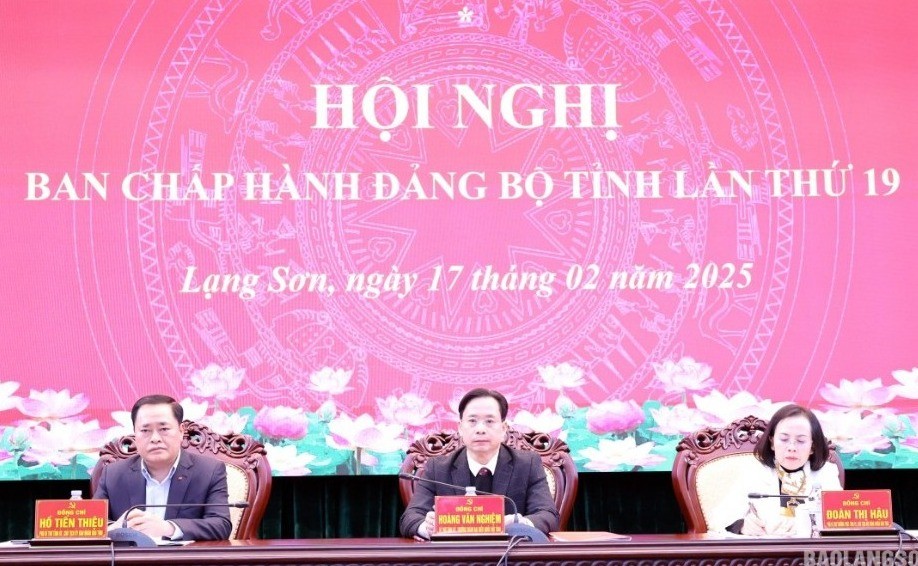 Các đồng chí Thường trực Tỉnh ủy chủ trì hội nghị