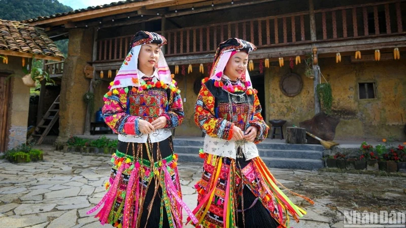 Người Lô Lô Hoa ở chân núi Rồng, thuộc xã Lũng Cú, huyện Đồng Văn, tỉnh Hà Giang bên kiến trúc nhà trình tường lợp ngói đặc trưng. (Ảnh minh họa: THÀNH ĐẠT)