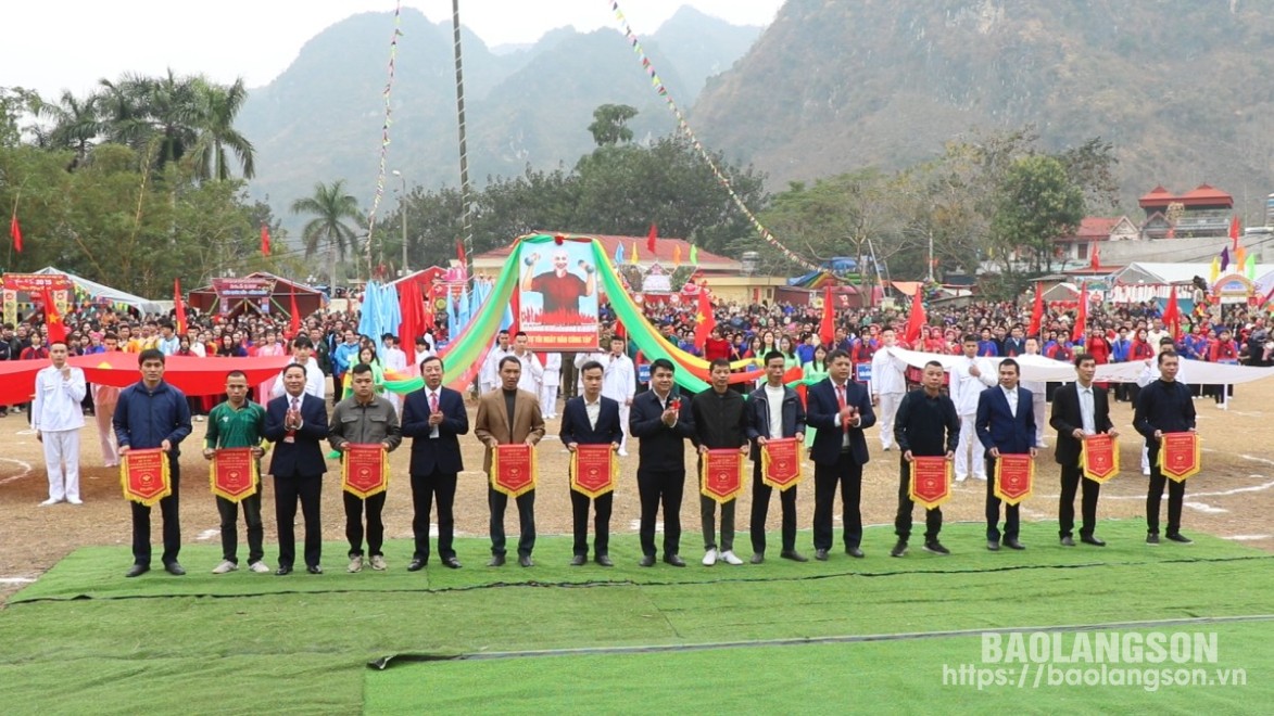 Lãnh đạo UBND huyện Chi Lăng và lãnh đạo xã Chi Lăng trao cờ lưu niệm cho các đoàn tham dự ngày hội và Đại hội TDTT xã Chi Lăng