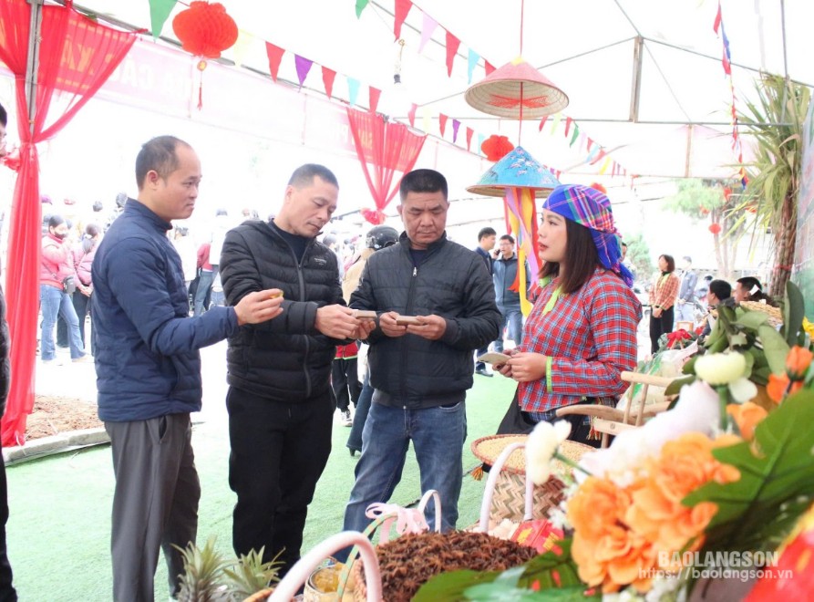 Người dân tham quan gian hàng trưng bày sản phẩm của huyện Lộc Bình tại Lễ hội Dinh Chùa năm 2025 (xã Tú Đoạn, huyện Lộc Bình)