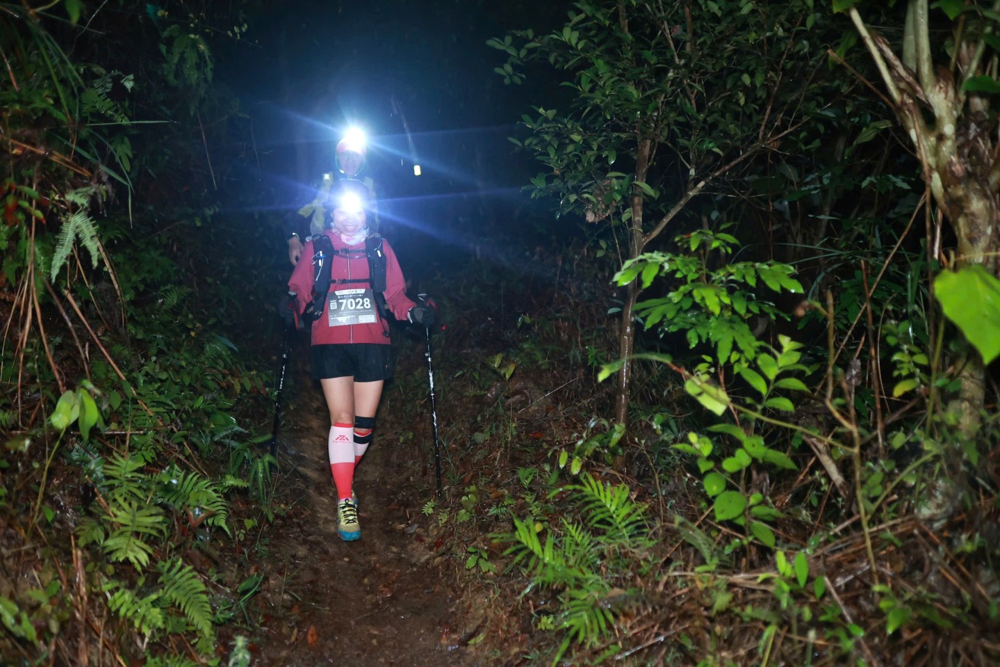 Màn đêm vẫn bao trùm khi các vận động viên cự li 70km bắt đầu hành trình ở những cung đường mòn xuyên qua núi rừng thuộc địa phận huyện Cao Lộc. Khung cảnh âm u, giá rét không làm chùn chân các vận động viên đang khát khao khám phá các cung đường ở Xứ Lạng. Sau những ngày mưa trước đó, con đường đất trơn trượt khiến các vận động viên phải sử dụng tới các dụng cụ hỗ trợ để vượt qua những đoạn đường khó khăn này.