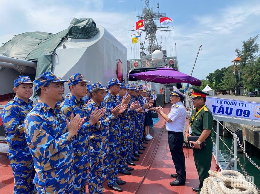 Chuẩn Đô đốc Phạm Văn Hùng và Tùy viên Quốc phòng Việt Nam tại Indonesia thăm, động viên cán bộ, thủy thủ Tàu 09.