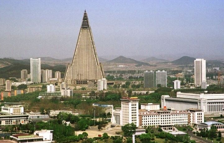 Khách sạn hình kim tự tháp Ryugyong ở Bình Nhưỡng, Triều Tiên. (Ảnh: Reuters)