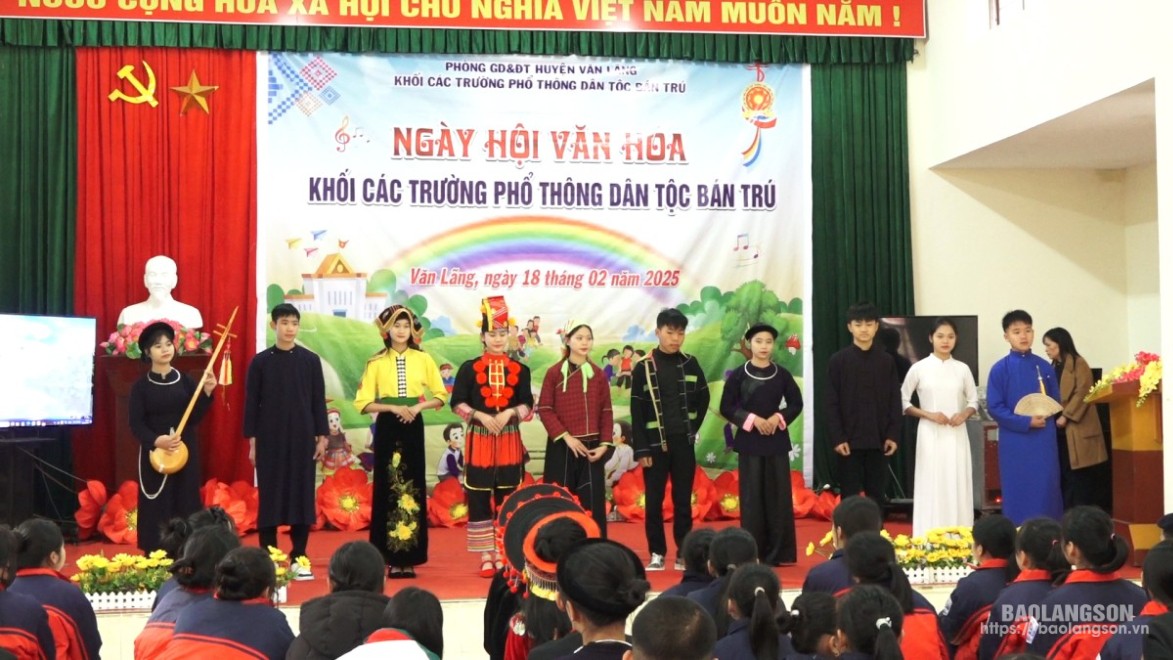 Các em học sinh thi trình diễn trang phục dân tộc