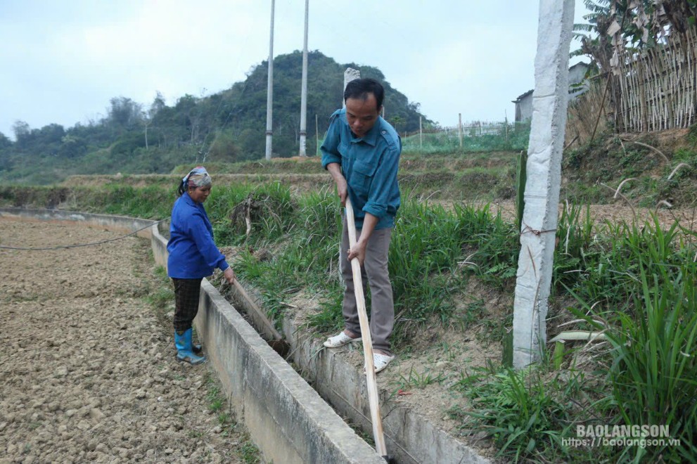 Người dân xã Điềm He, huyện Văn Quan nạo vét mương, khơi thông dòng chảy