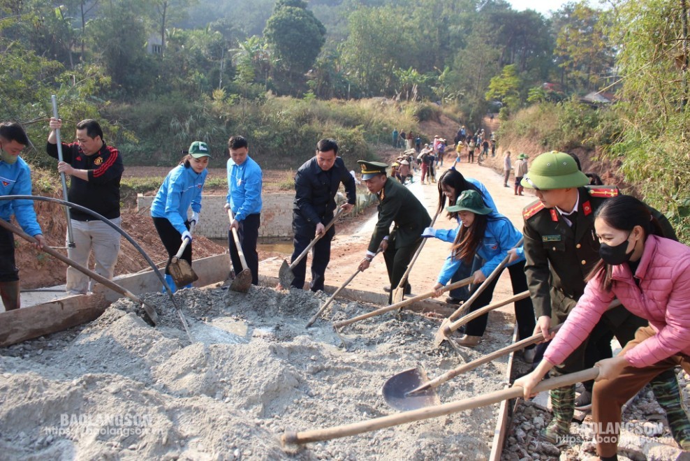 Đoàn viên, thanh niên các đơn vị đoàn trên địa bàn tỉnh bê tông hóa đường giao thông tại xã Sàn Viên, Lộc Bình