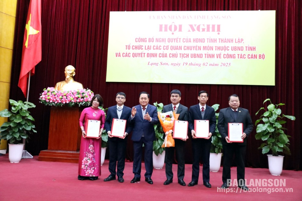 Đồng chí Hồ Tiến Thiệu, Phó Bí thư Tỉnh ủy, Chủ tịch UBND tỉnh trao quyết định bổ nhiệm các đồng chí lãnh đạo Sở Nội vụ