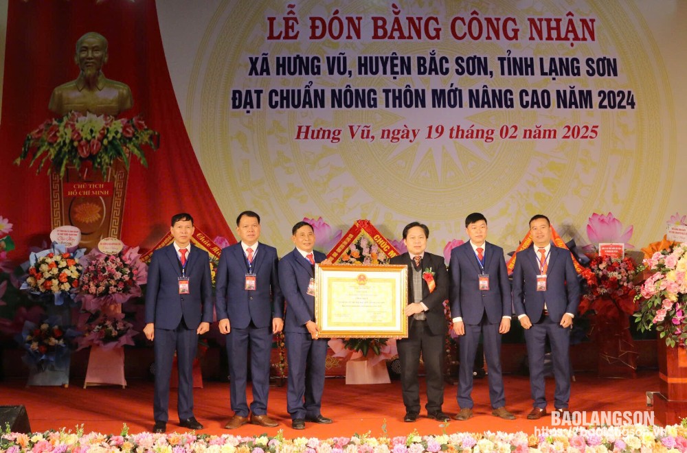 Lãnh đạo Sở Nông nghiệp và Phát triển nông thôn trao bằng công nhận xã đạt chuẩn NTM nâng cao cho đại diện xã Hưng Vũ