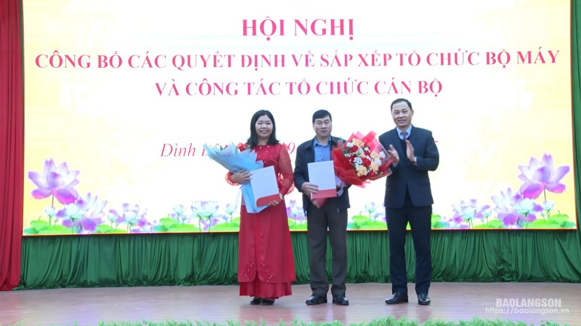 Lãnh đạo Huyện ủy Đình Lập trao quyết định của Ban Thường vụ Huyện ủy về việc bổ nhiệm chức vụ Trưởng, Phó Ban Tuyên giáo và Dân vận Huyện ủy Đình Lập