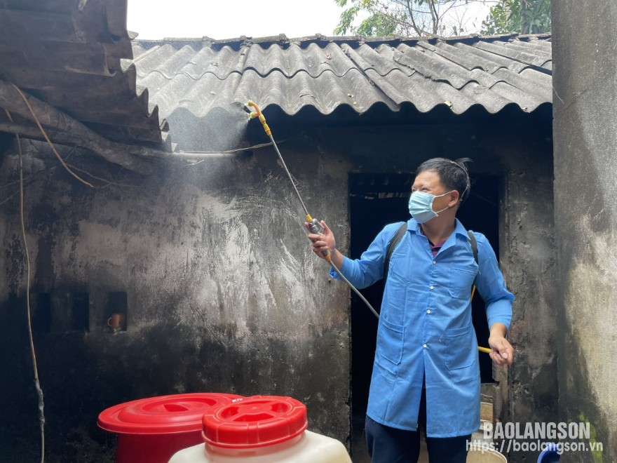 Cán bộ Trung tâm dịch vụ nông nghiệp huyện Hữu Lũng phun tiêu độc khử trùng khu vực chăn nuôi 