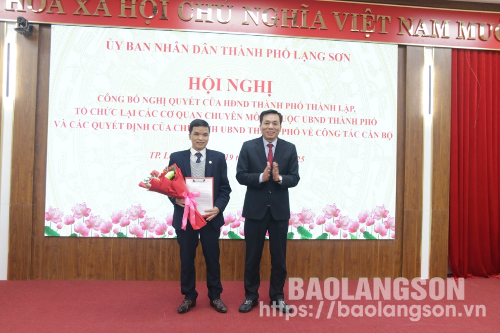 Lãnh đạo UBND thành phố trao Quyết định và tặng hoa chúc mừng lãnh đạo Phòng Dân tộc và Tôn giáo