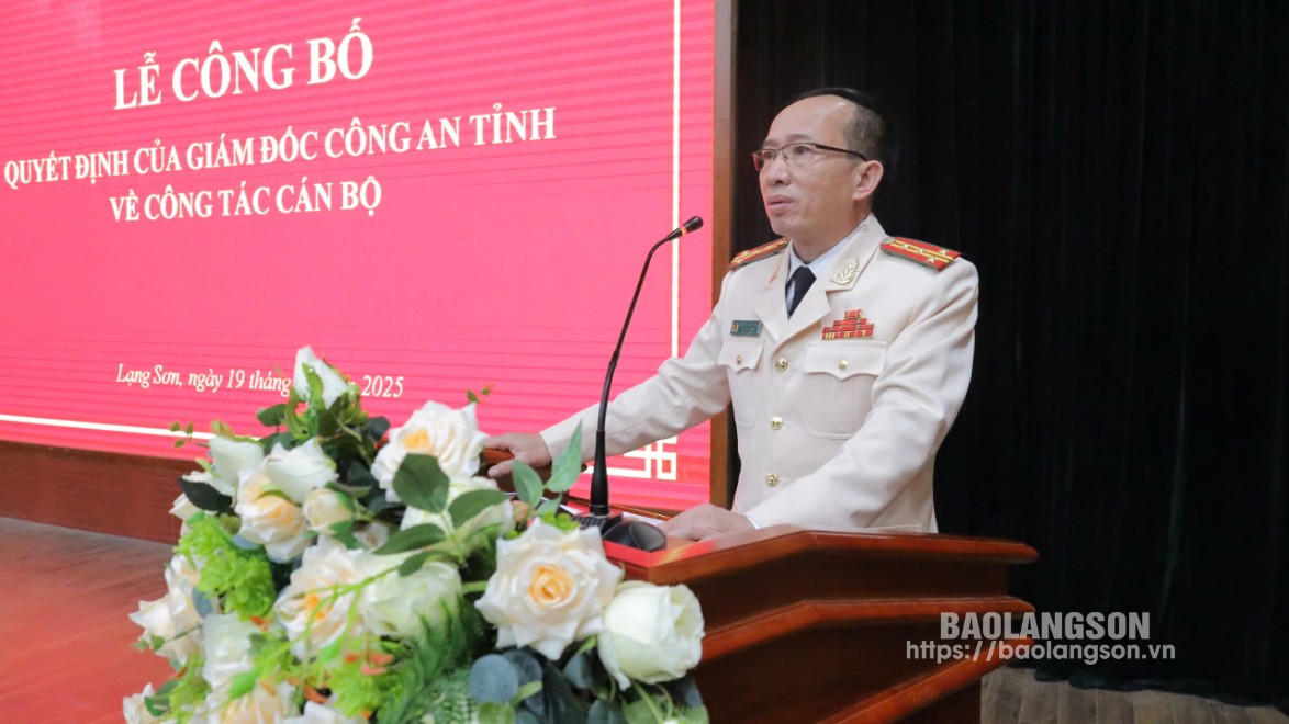 Đồng chí Đại tá Nguyễn Trung Thành, Trưởng phòng Anh ninh đối ngoại Công an tỉnh đại diện các đồng chí được trao quyết định phát biểu tại buổi lễ