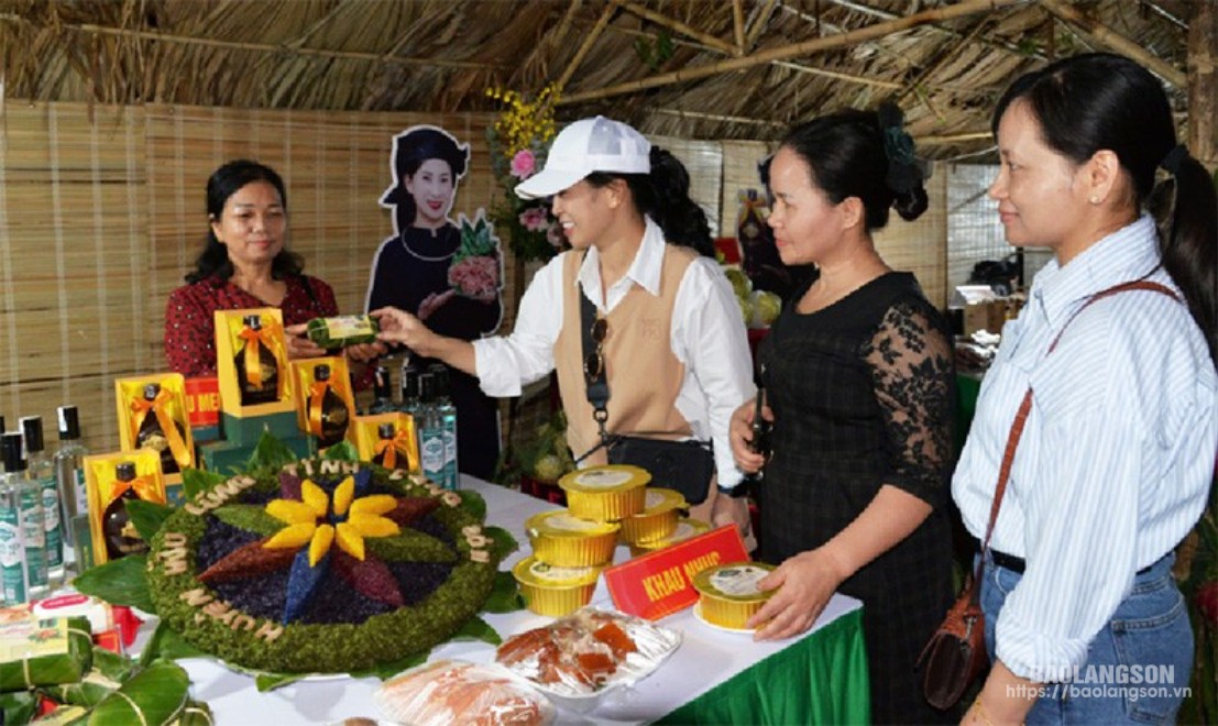 Du khách tham quan các gian hàng giới thiệu sản phẩm OCOP tại lễ hội thảo nguyên Đồng Lâm, huyện Hữu Lũng - Ảnh: LA MAI