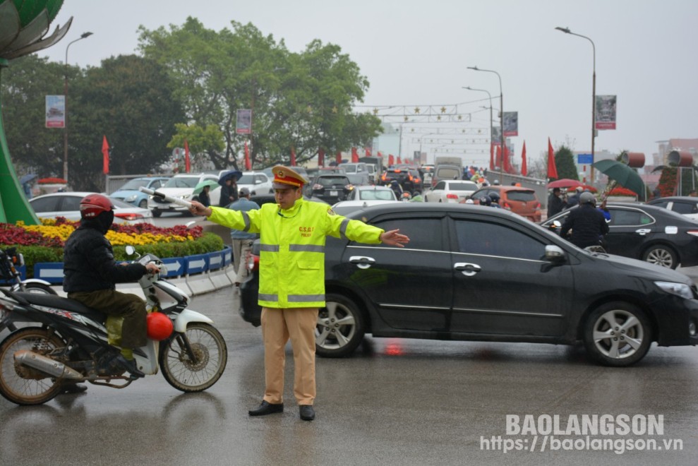 Lực lượng CSGT - TT thành phố Lạng Sơn, phân luồng giao thông từ xa trên đường Hùng Vương, phục vụ Lễ hội đền Kỳ Cùng ngày 22 tháng Giêng năm 2025