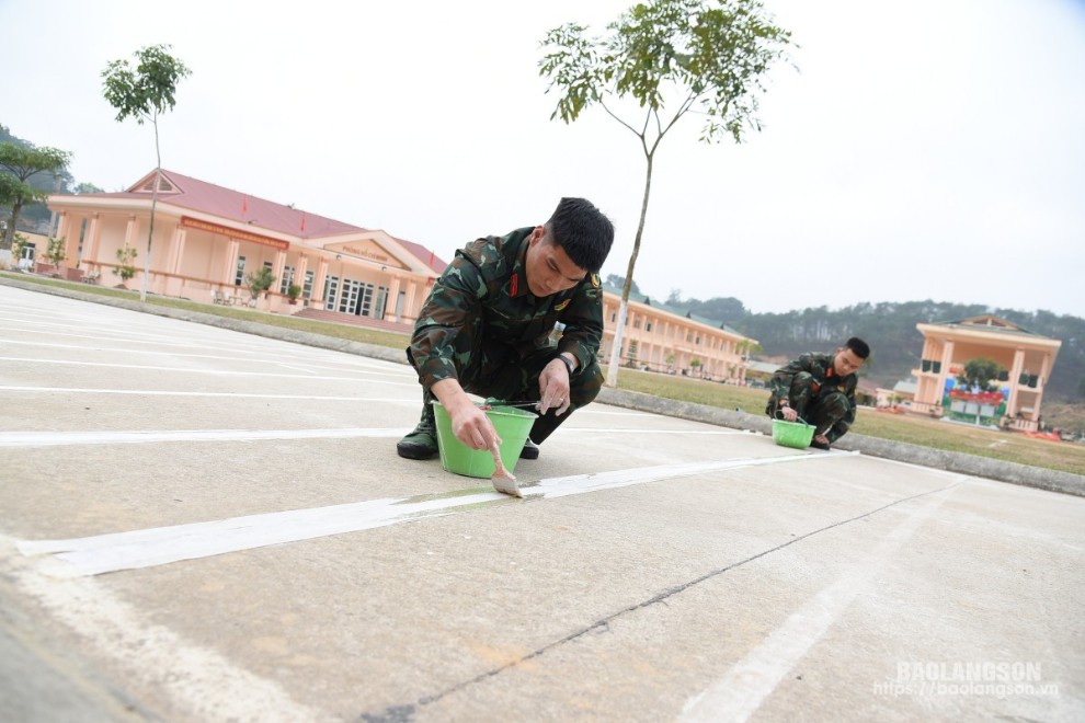 Cán bộ, chiến sĩ Tiểu đoàn 1, Trung đoàn 123 Bộ CHQS tỉnh sơn kẻ vạch luyện tập điều lệnh đội ngũ phục vụ công tác huấn luyện