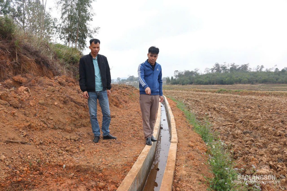 Cán bộ Xí nghiệp Khai thác công trình thủy lợi huyện Lộc Bình kiểm tra hệ thống kênh mương tại xã Sàn Viên, huyện Lộc Bình