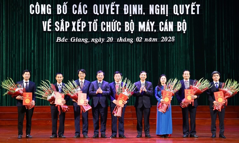 Lãnh đạo UBND tỉnh Bắc Giang trao quyết định, tặng hoa chúc mừng lãnh đạo Văn phòng UBND tỉnh.