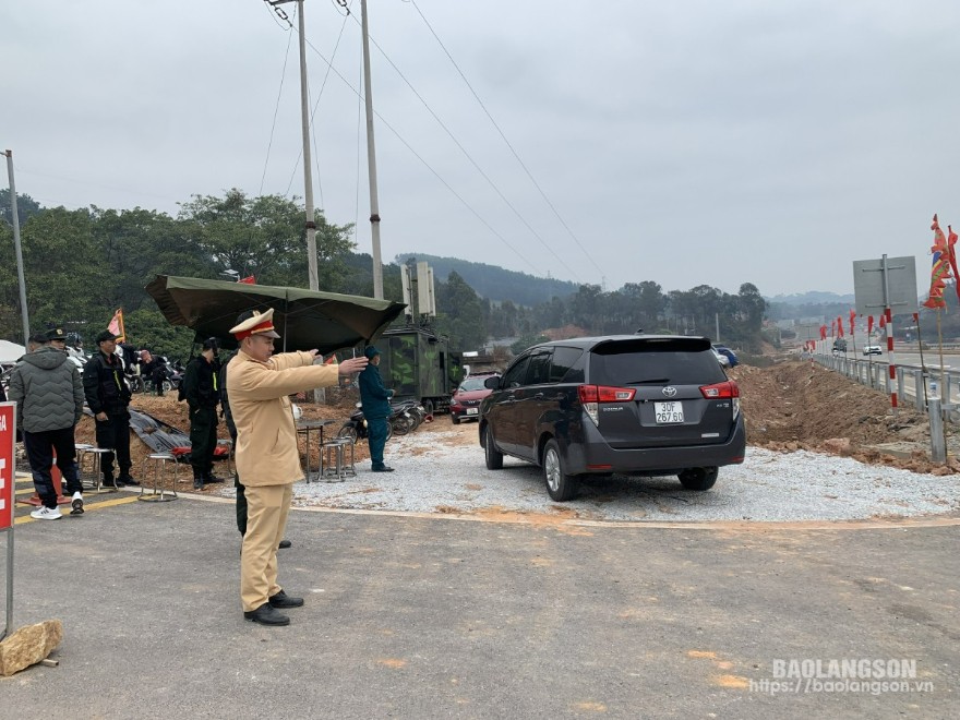 Lực lượng CSGT - TT Công an huyện Cao Lộc, hướng dẫn người điều khiển phương tiện tham gia lễ hội Chùa Bắc Nga ( 15 tháng Giêng) đỗ đúng nơi quy định nhằm đảm bảo TTATGT 