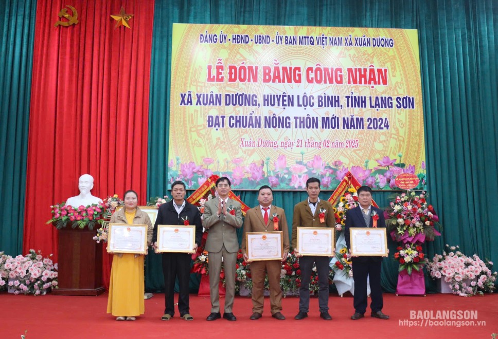 Lãnh đạo Văn phòng Điều phối xây dựng NTM trao bằng khen của Chủ tịch UBND tỉnh cho các tập thể, cá nhân có thành tích tiêu biểu