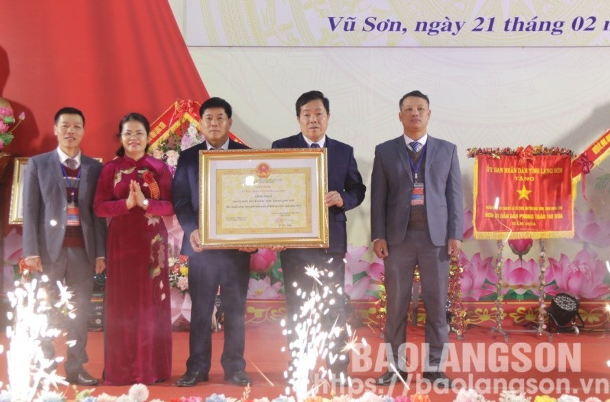 Lãnh đạo Sở Nông nghiệp và Phát triển nông thôn trao bằng công nhận xã đạt chuẩn NTM kiểu mẫu cho đại diện xã Vũ Sơn