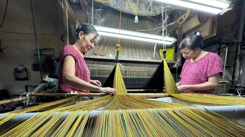 Một công đoạn dệt lụa ở làng Vạn Phúc. Ảnh: Minh Phú/hanoimoi.vn