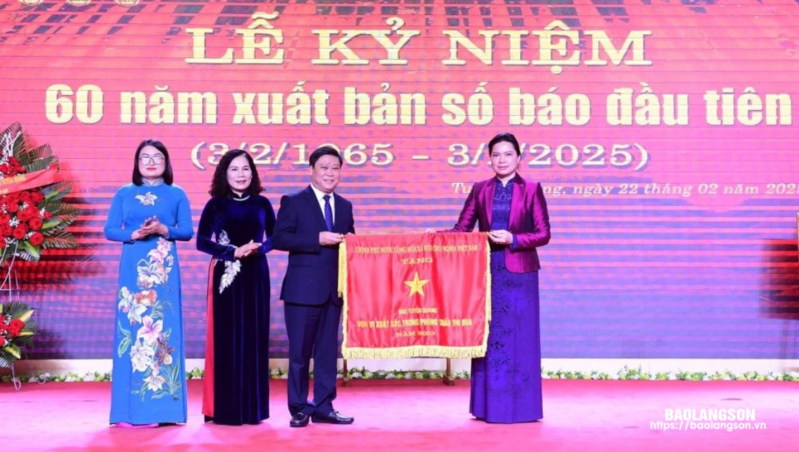 Báo Tuyên Quang vinh dự được nhận Cờ thi đua đơn vị xuất sắc trong phong trào thi đua năm 2023 của Thủ tướng Chính phủ.