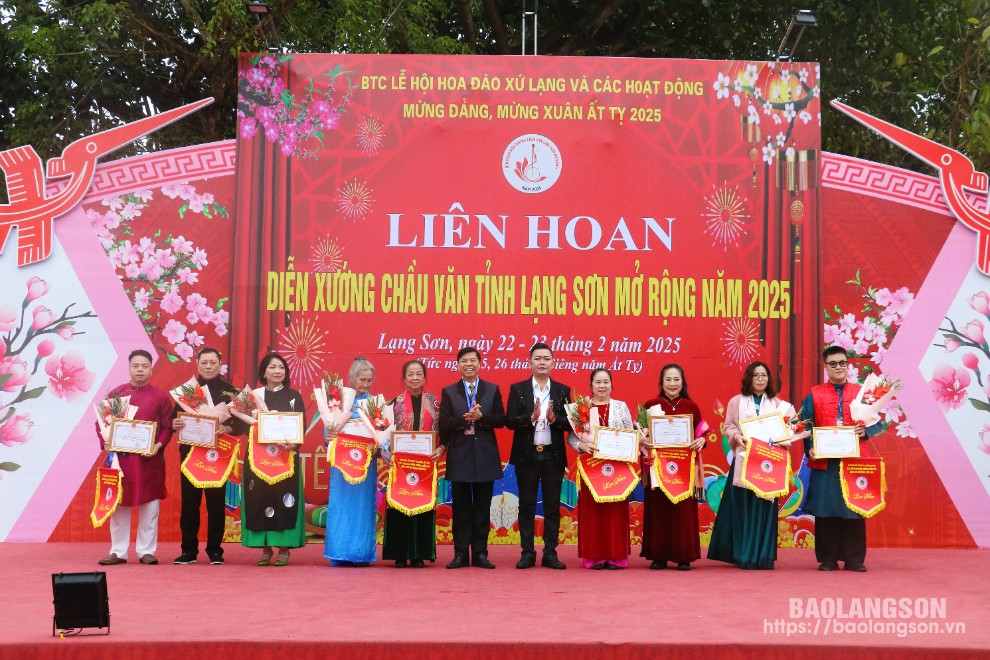 Lãnh đạo Sở Văn hóa, Thể thao và Du lịch tỉnh Lạng Sơn trao cờ lưu niệm và giấy khen cho các nghệ nhân, thanh đồng tham dự diễn xướng tại liên hoan