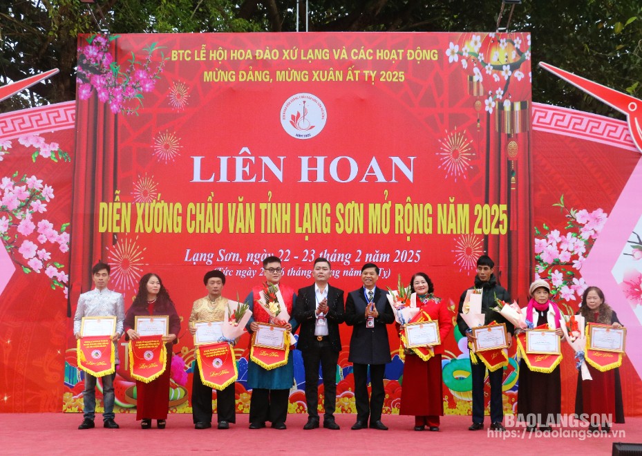 Lãnh đạo Sở Văn hóa, Thể thao và Du lịch tỉnh Lạng Sơn trao cờ lưu niệm và giấy khen cho các nghệ nhân, thanh đồng tham dự diễn xướng tại liên hoan