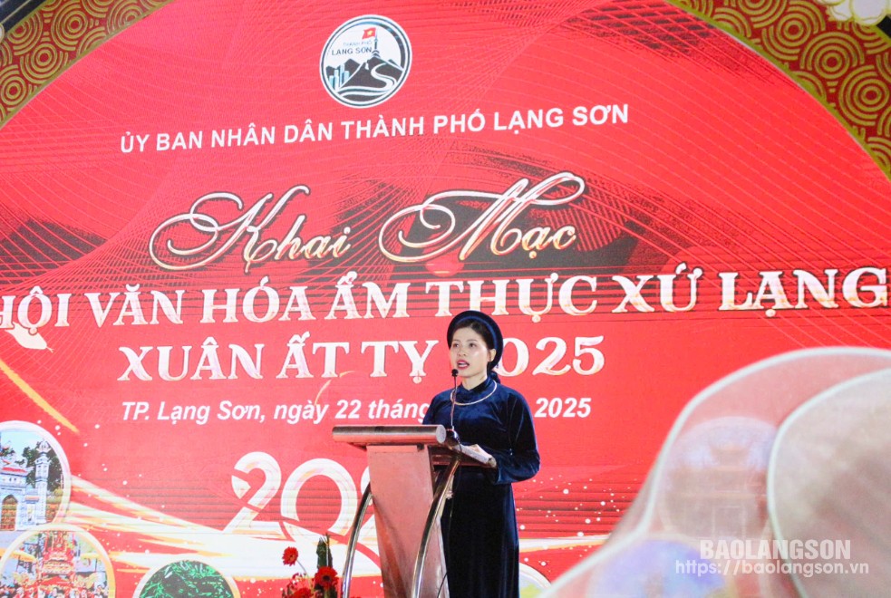 Lãnh đạo UBND thành phố Lạng Sơn phát biểu khai mạc lễ hội