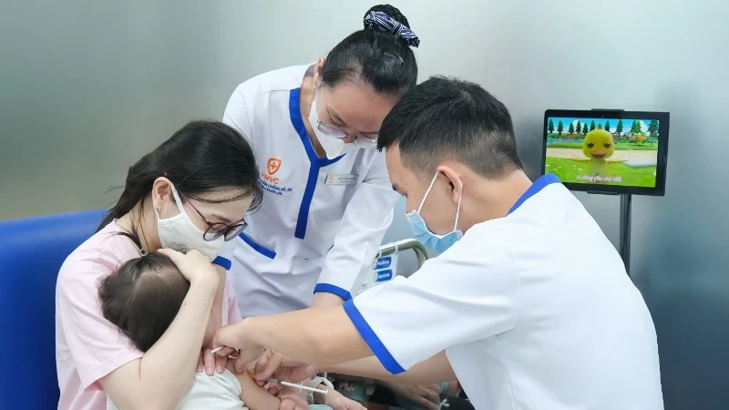 Tiêm vaccine là cách phòng bệnh tay chân miệng.