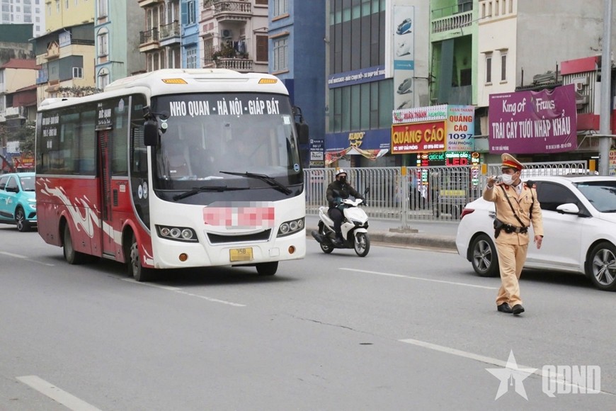 Cảnh sát giao thông dừng phương tiện để kiểm tra vi phạm về đón, trả khách. 