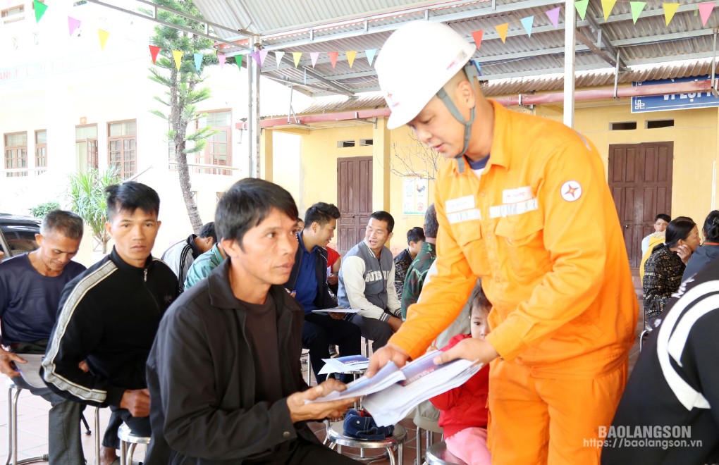 Cán bộ Điện lực Văn Lãng tuyên truyền, hướng dẫn người dân xã Thụy Hùng (xã vùng 3) thực hiện các phương thức thanh toán tiền điện không dùng tiền mặt